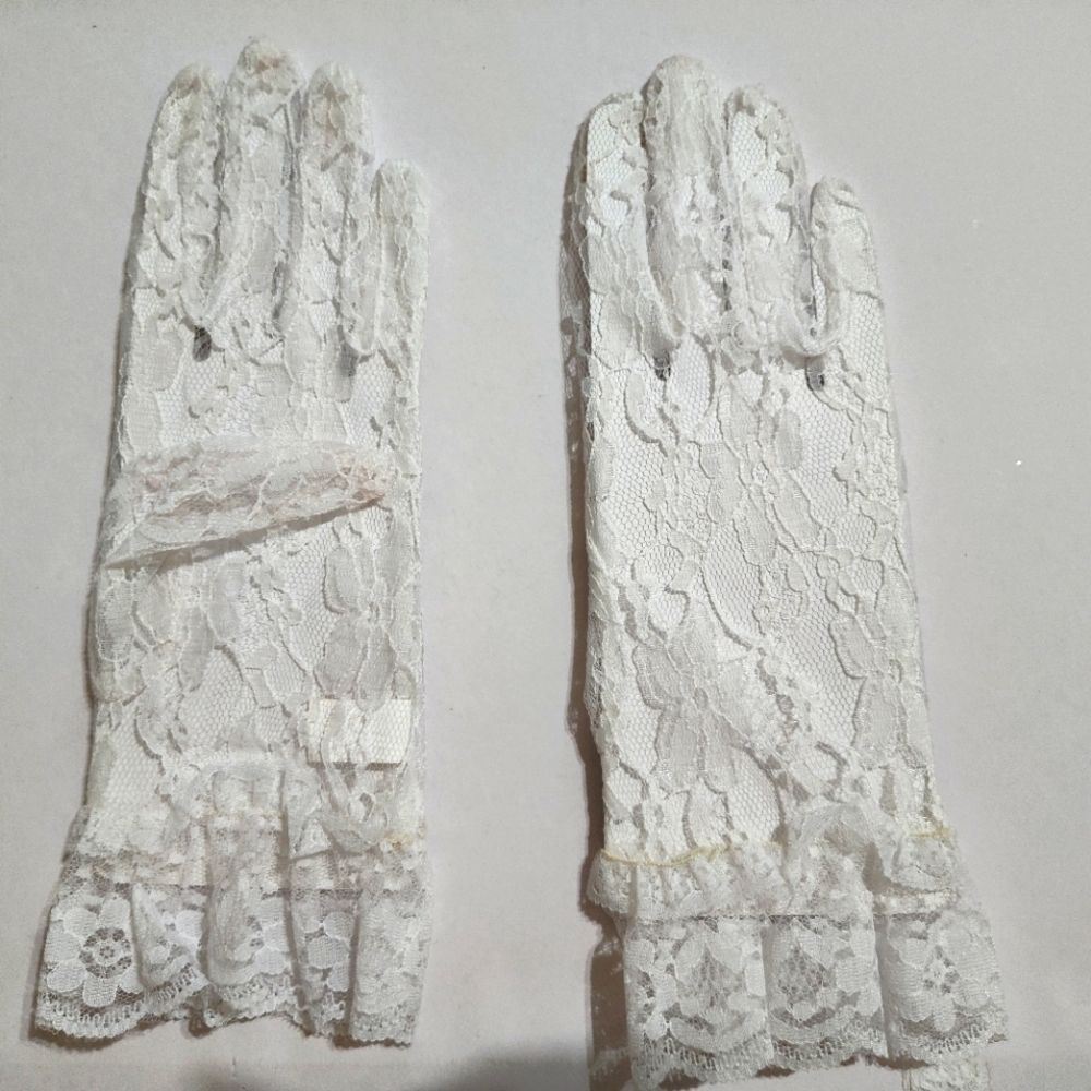 Lace gloves